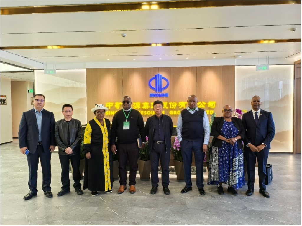 津巴布韦马斯温戈省省长一行到访jinnianhui今年会集团总部